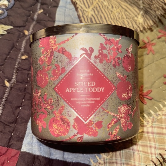Spiced Apple Toddy 3 wick candle bath and body works nwt - Picture 5 of 5